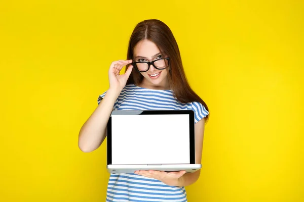 Młoda Kobieta Pokazuje Pusty Ekran Laptopa Żółtym Tle — Zdjęcie stockowe