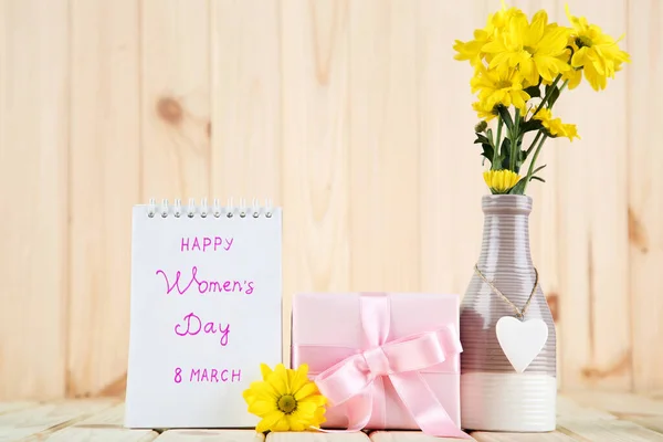 Text Happy Womens Day Chryzantémou Květiny Dárkové Krabice Hnědém Dřevěném — Stock fotografie