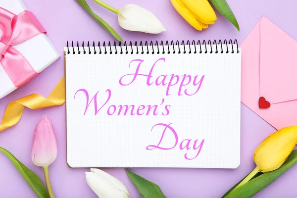 Tekst Happy Womens Day Met Tulpenbloemen Geschenkdoos Envelop Paarse Achtergrond — Stockfoto