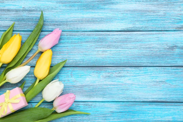 Цветы Тюльпана Подарочной Коробкой Голубом Деревянном Столе — стоковое фото