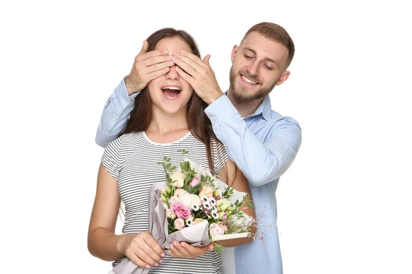 Jovem Casal Feliz Com Buquê Flores Fundo Branco — Fotografia de Stock