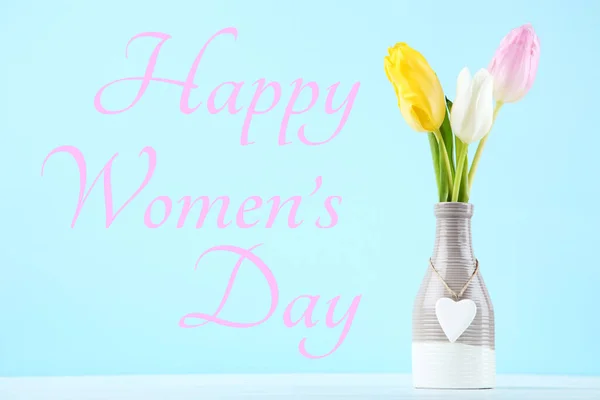 Tekst Happy Womens Day Met Tulpenbloemen Vaas Blauwe Achtergrond — Stockfoto