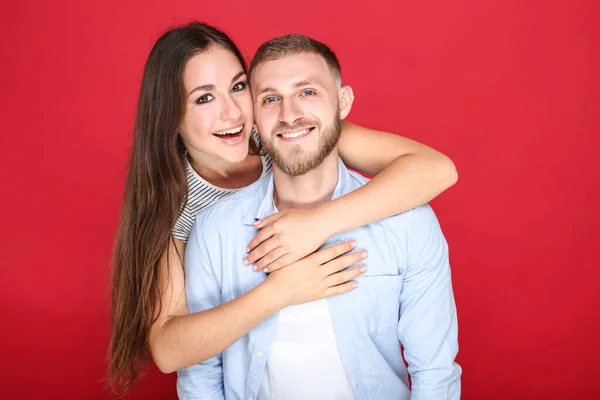 Feliz Joven Pareja Sobre Fondo Rojo — Foto de Stock