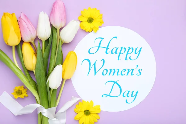 Tekst Happy Womens Dag Met Tulp Chrysant Bloemen Paarse Achtergrond — Stockfoto