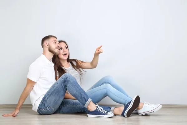 Feliz Joven Pareja Sentada Suelo Mostrando Mano — Foto de Stock