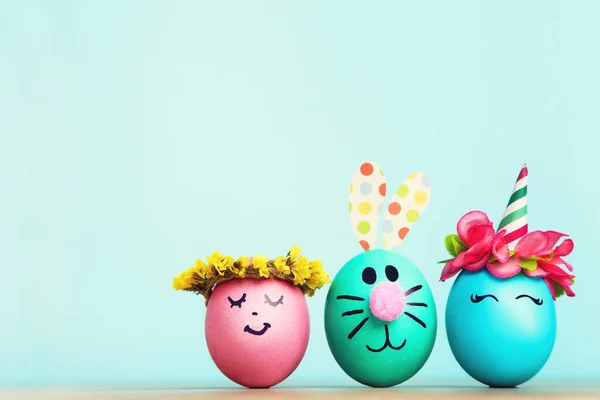 Mavi Arka Planda Sevimli Paskalya Yumurtaları — Stok fotoğraf
