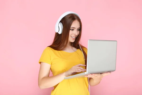 Jonge Vrouw Hoofdtelefoon Met Behulp Van Laptop Computer Roze Achtergrond — Stockfoto