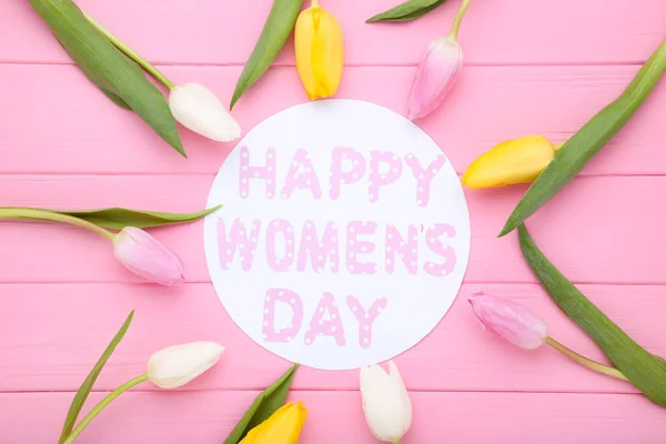 Text Happy Womens Day Tulipány Květiny Růžovém Dřevěném Stole — Stock fotografie