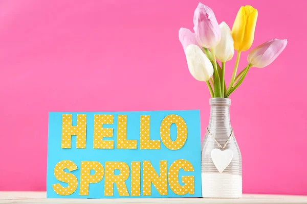 Тюльпан Цветы Вазе Текстом Hello Spring Розовом Фоне — стоковое фото