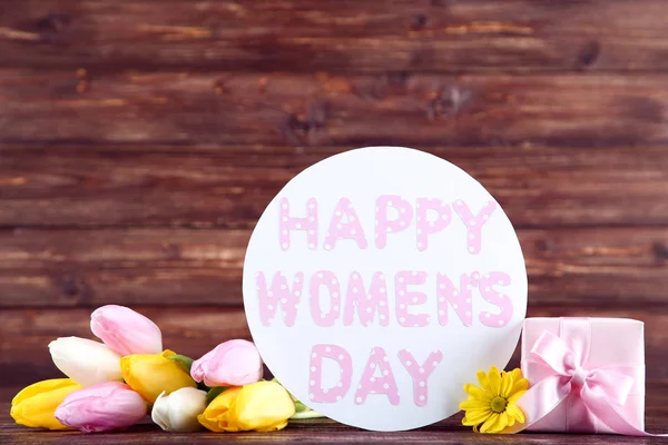 Text Happy Womens Day Tulipánem Květiny Dárkové Krabice Hnědém Dřevěném — Stock fotografie