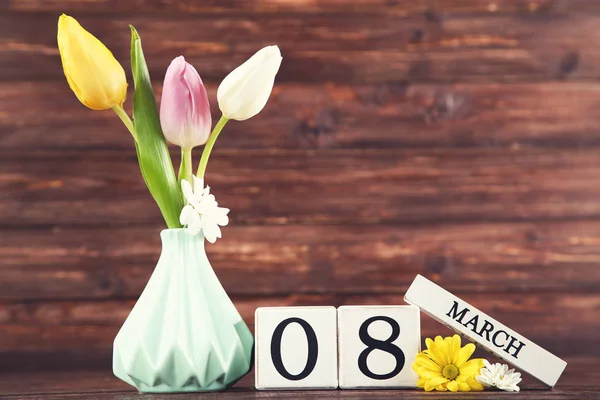 Calendrier Cube Blanc Avec Des Fleurs Tulipe Dans Vase Sur — Photo