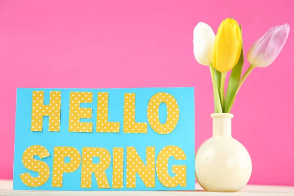 Flores Tulipán Jarrón Con Texto Hello Spring Sobre Fondo Rosa — Foto de Stock