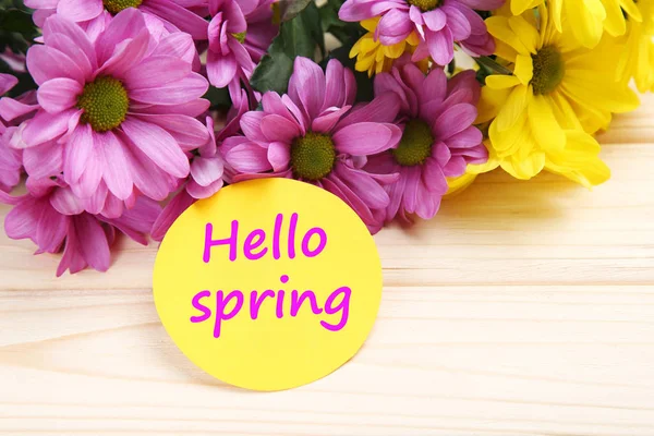 Квіти Chrysanthemum Текстом Hello Spring Коричневому Дерев Яному Столі — стокове фото