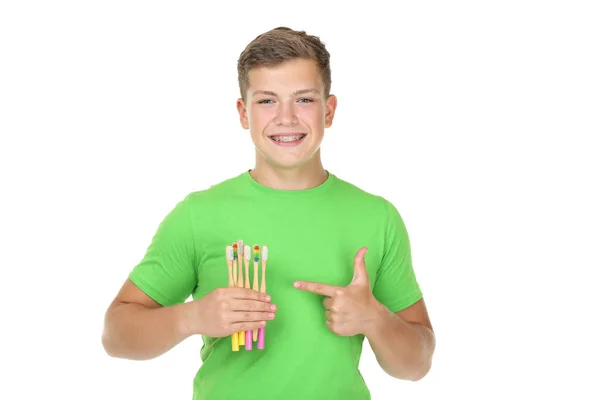 Joven Sosteniendo Cepillos Dientes Aislados Sobre Fondo Blanco — Foto de Stock