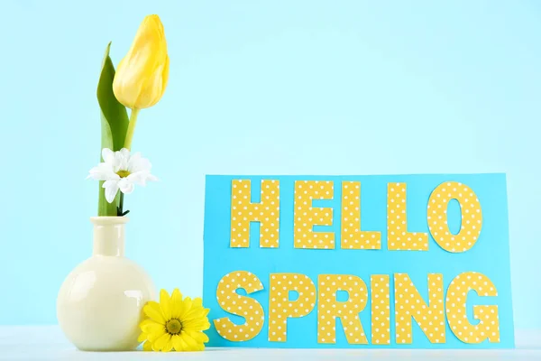 Flores Tulipán Crisantemo Jarrón Con Texto Hello Spring Sobre Fondo — Foto de Stock