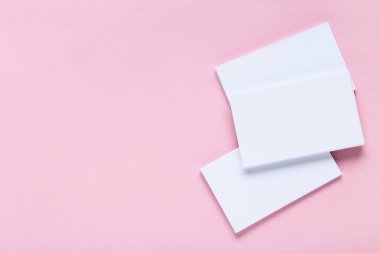 Pembe bir arka plan üzerinde boş kartvizit
