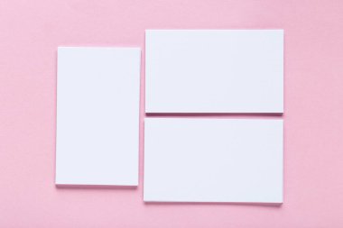 Pembe bir arka plan üzerinde boş kartvizit