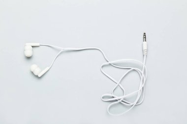 Gri arka planda beyaz kulaklıklar