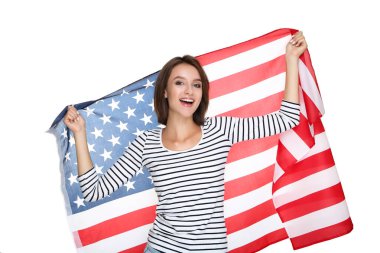 Güzel genç bir kadın beyaz arka planda Amerikan bayrağı taşıyor.
