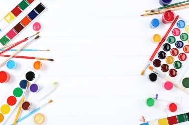 Renkli gouache beyaz ahşap masa üzerinde boya ve fırça