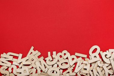 Kırmızı arkaplanda tahta harfler