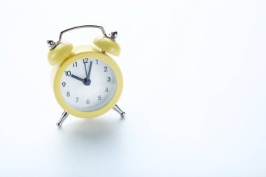 Beyaz arkaplanda sarı alarm saati