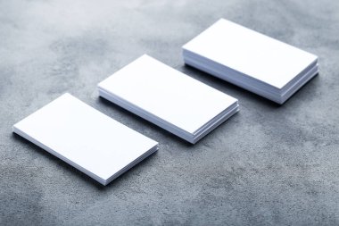 tarjetas en blanco sobre fondo gris