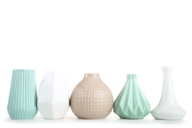 Beyaz arkaplanda izole edilmiş farklı seramik vazolar