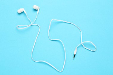 Mavi arka planda beyaz kulaklıklar