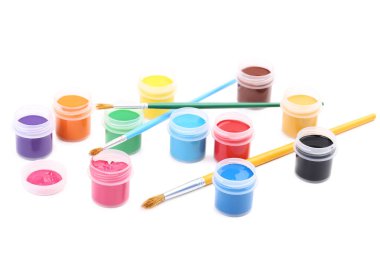 Renkli gouache beyaz arkaplanda izole edilmiş boya ve fırçalar