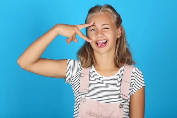 Retrato Menina Fundo Azul — Fotografia de Stock