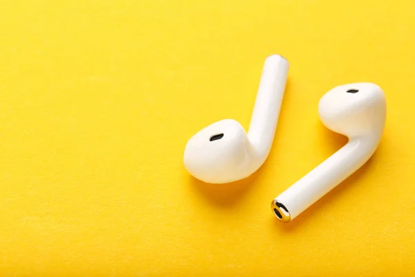 Auriculares Inalámbricos Blancos Sobre Fondo Amarillo —  Fotos de Stock