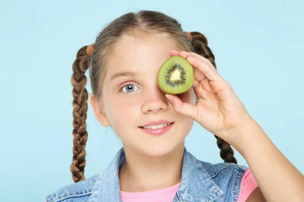 Menina Com Kiwi Frutas Fundo Azul — Fotografia de Stock