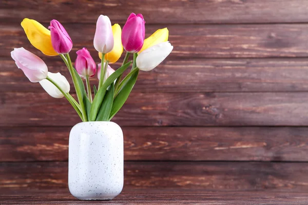 Ramo Flores Tulipán Jarrón Sobre Fondo Madera Marrón —  Fotos de Stock