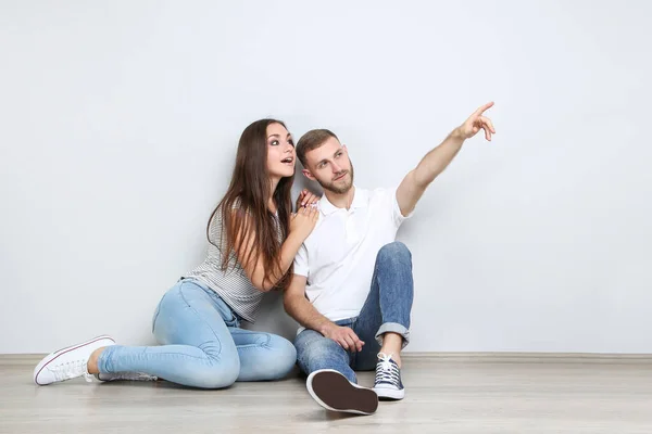 Feliz Joven Pareja Sentada Suelo Mostrando Mano — Foto de Stock