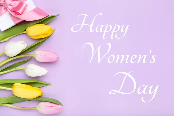 Текст Щасливий Жіночий День Квітами Тюльпанів Подарунковою Коробкою Фіолетовому Фоні — стокове фото