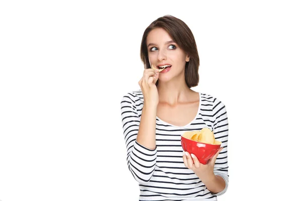 Piękna Młoda Kobieta Jedząc Trzymając Chipsy Misce Białym Tle — Zdjęcie stockowe