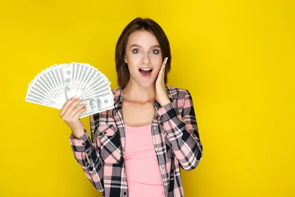 Mujer Joven Sosteniendo Billetes Dólar Sobre Fondo Amarillo — Foto de Stock