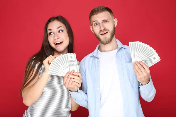 Feliz Pareja Joven Con Billetes Dólar Sobre Fondo Rojo — Foto de Stock