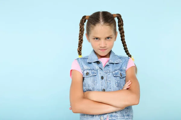 Mavi Arka Planda Kızgın Genç Bir Kız — Stok fotoğraf