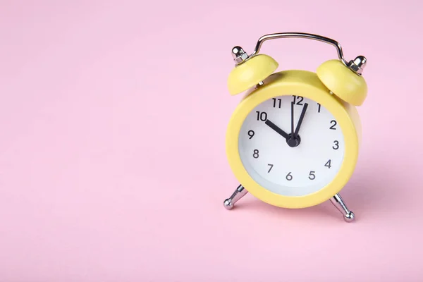 Reloj Despertador Amarillo Sobre Fondo Rosa —  Fotos de Stock