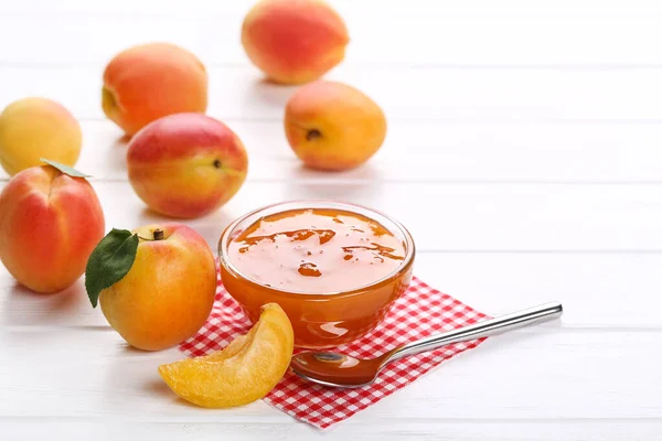 Confiture Dans Bol Abricots Sur Table Bois Blanc — Photo