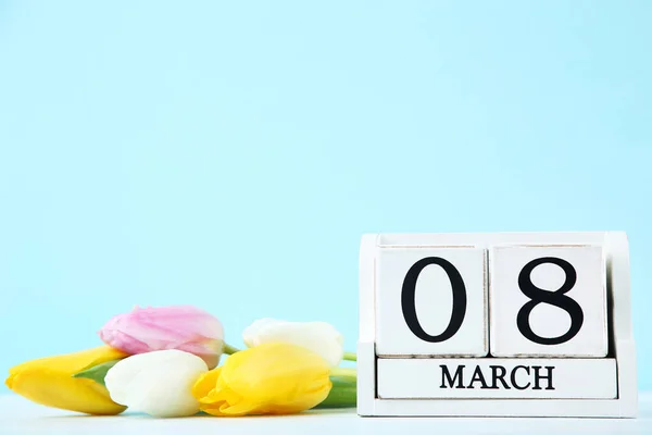 Calendario Cubos Con Flores Tulipán Sobre Fondo Azul —  Fotos de Stock