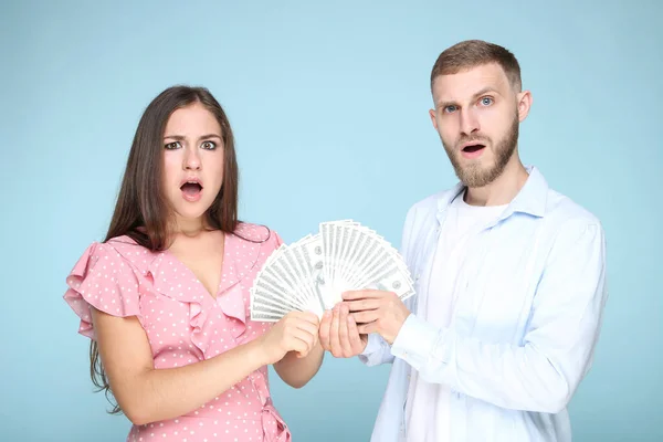 Feliz Pareja Joven Con Billetes Dólar Sobre Fondo Azul — Foto de Stock