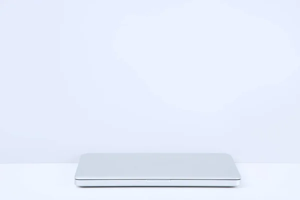 灰色の背景のラップトップコンピュータ — ストック写真