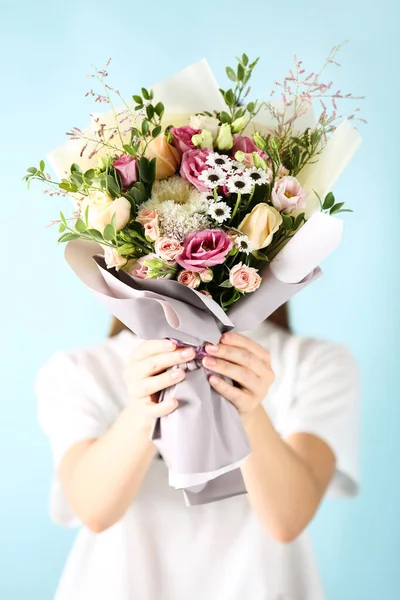 Női Kéz Gazdaság Gyönyörű Virág Csokor Kék Háttér — Stock Fotó