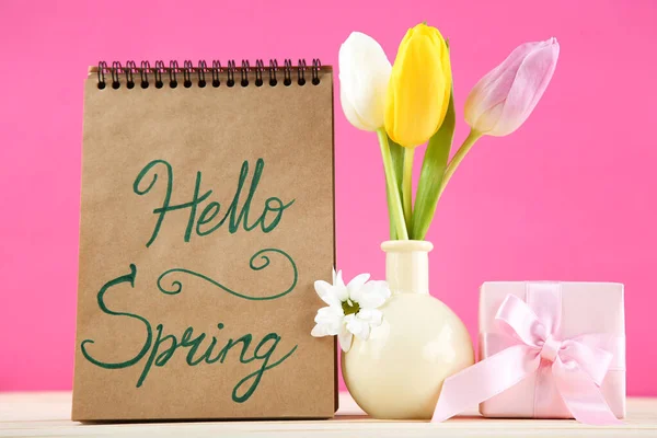 Тюльпан Цветы Подарочная Коробка Блокнот Текстом Hello Spring Розовом Фоне — стоковое фото