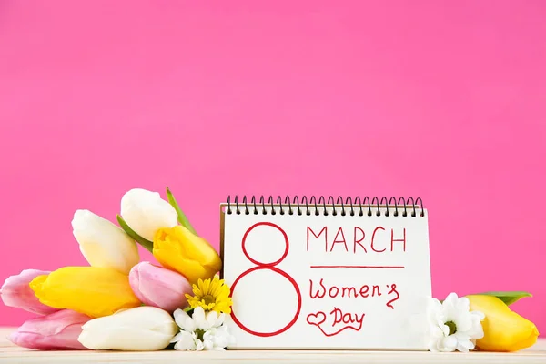 テキスト8 3月女性の日ピンクの背景にチューリップと菊の花 — ストック写真