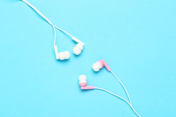 Auriculares Rosados Blancos Sobre Fondo Azul —  Fotos de Stock