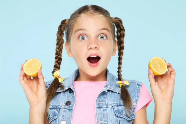 Молода Дівчина Лимонними Фруктами Синьому Фоні — стокове фото